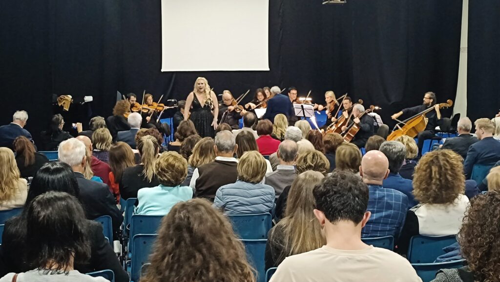 Cecilia-Hjortsberg-e-lorchestra-1024x578 Grande successo del soprano svedese Cecilia Hjortsberg, in Italia per la prima volta. Il Maestro Romano omaggia il compianto Franco Di Rico