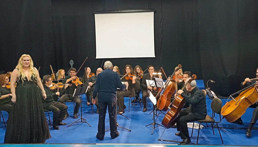 Celilia-Hjortsberg-e-lorchestra-Stillo-1024x585 Grande successo del soprano svedese Cecilia Hjortsberg, in Italia per la prima volta. Il Maestro Romano omaggia il compianto Franco Di Rico