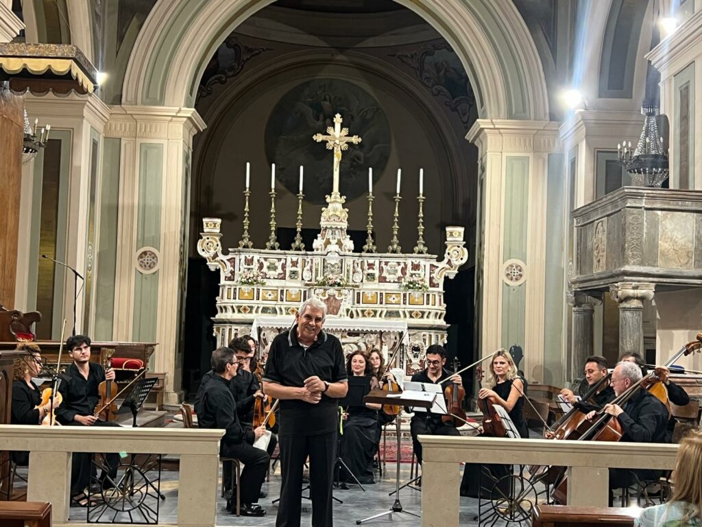 Orchestra-Stillo-e-il-Maestro-Romano-1024x768 A Crotone due artisti internazionali: torna in Calabria il pianista Cvetkovic (Primo Premio “Grand Prize Virtuoso”), sarà accompagnato dall’orchestra “O. Stillo”. Grande attesa per il famoso trombettista americano Applebaum