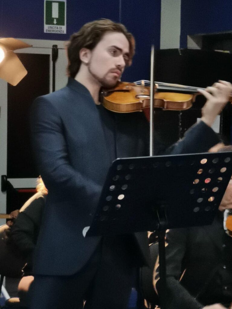 Gibboni-a-Crotone-768x1024 La musica classica incanta Crotone: un trionfo per il giovane Giuseppe Gibboni, vincitore del Premio Paganini. Domani arriva il musicista internazionale Michele Campanella