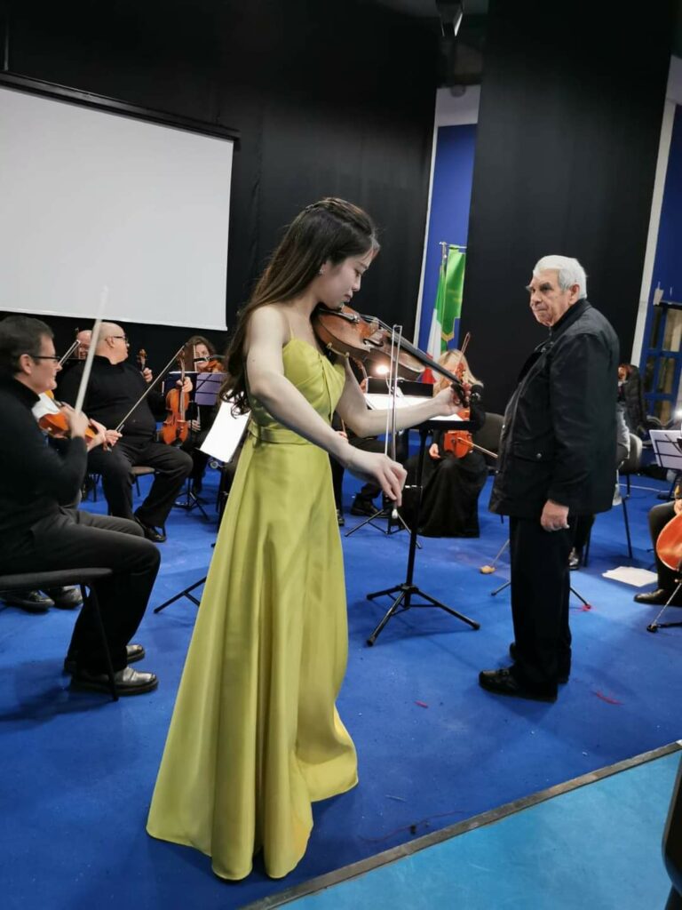 Violinista-Kimura-con-lorchestra-768x1024 Il 30 novembre si esibirà il pianista Giovanni Battista Romano. I Percussionisti della Scala incantano il pubblico di Crotone